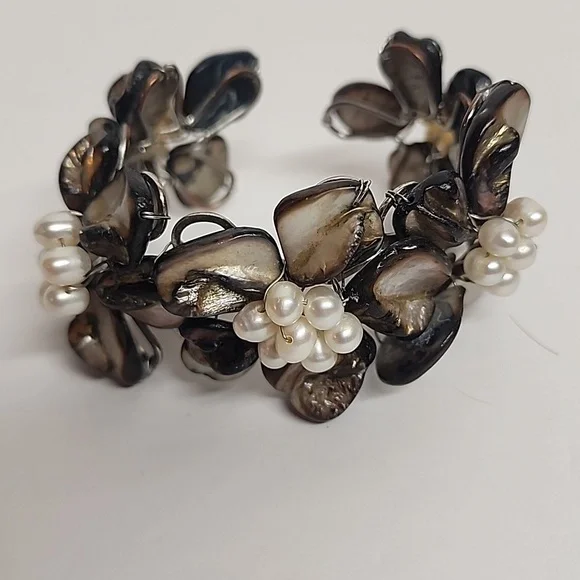 Elegant beautiful tropical happy floral shell and pearl adjustable bracelet. - Picture 2 of 9